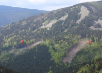  - Pohled na masiv Klínové hory z protějšího svahu odkrývá rozsáhlé těžby